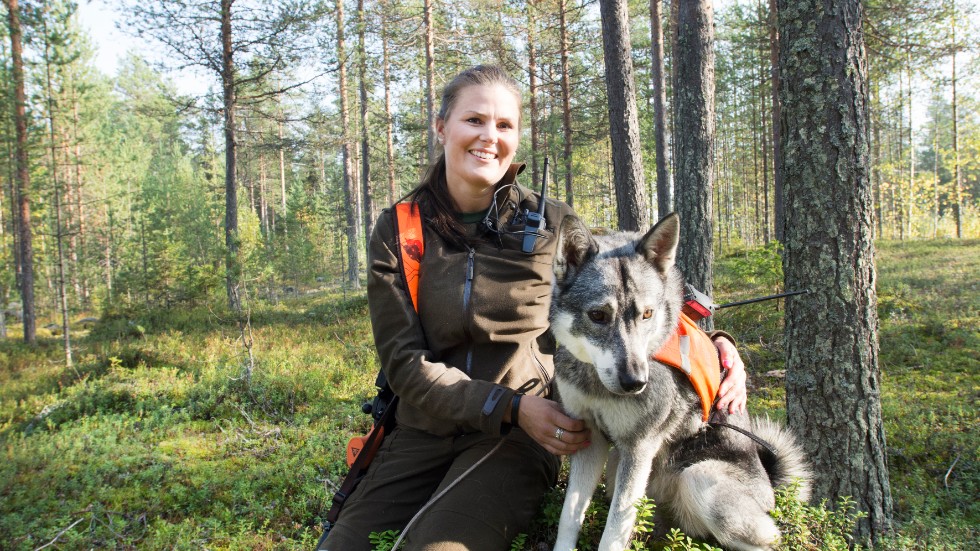 Att jaga är spänning och avslappning för Ellinor Rönnkvist som blev den första kvinnan att skjuta en älg i Ytterbyns viltvårdsområde.