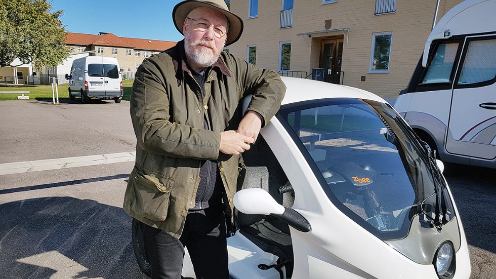 Jonas Jernberg representerar svenskägda företaget Clean motion som tillverkar den här el-mopeden. I Stockholm har den blivit ett populärt taxifordon med en taxa på 3 öre per meter.