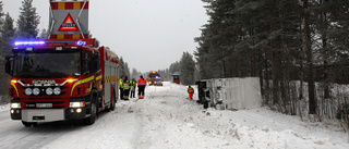 Lastbil körde av vägen och välte