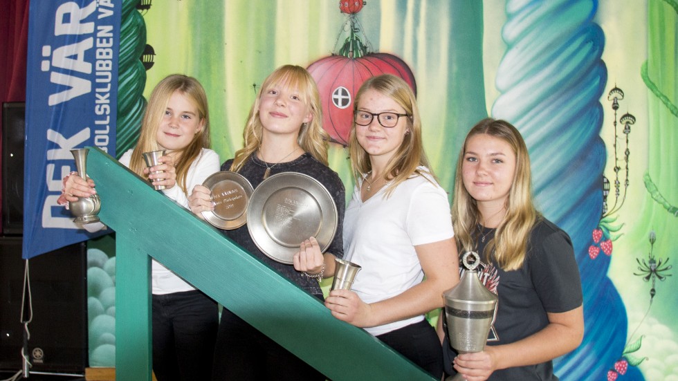 Ronia Åbrink, Elsa Karlsson, Maja Persson och Maja Hellberg fick extra uppmärksamhet på DFK:s avslutning.