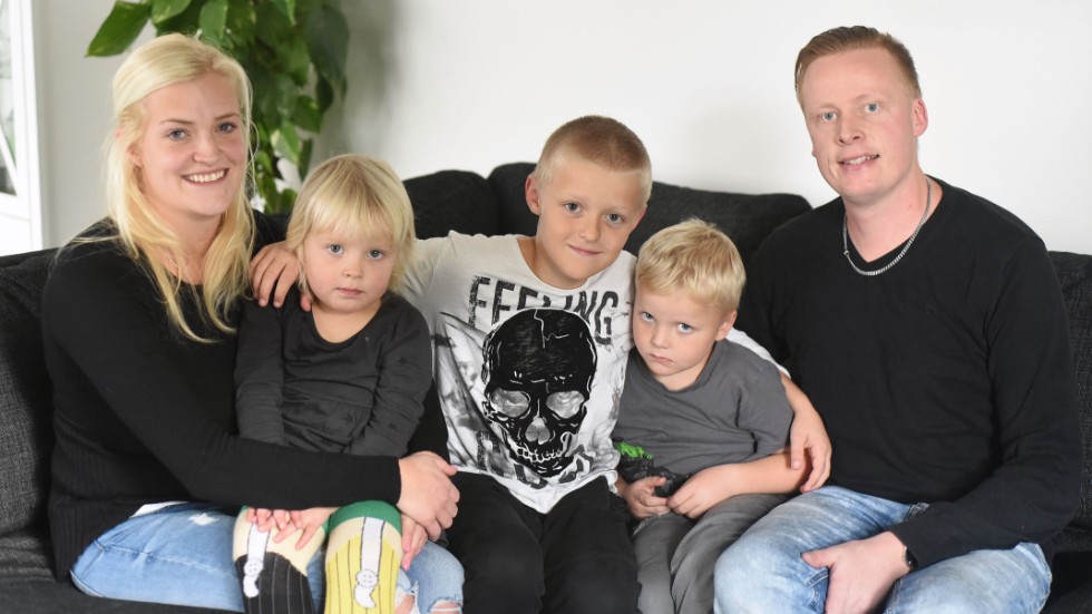 Peter Tengvall laddar i soffan hemma med frun Sofie och barnen Saga, Casper och Hugo inför helgens endurotävling i Vimmerby.