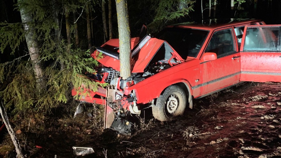 En bil krockade med ett träd strax norr om Piteå.