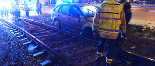 Bilen fick sladd – körde över järnvägspåret