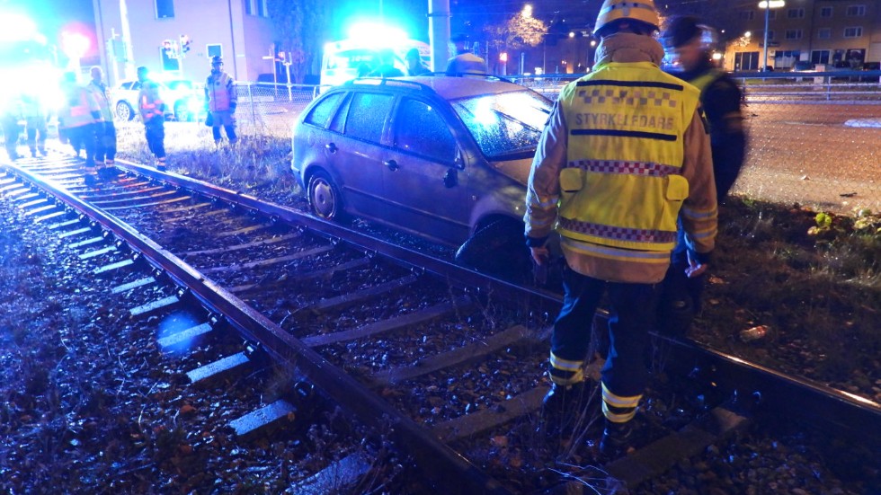 En personbil fick sladd och körde över järnvägsspåren vid Hamnbron natten till söndag. 
