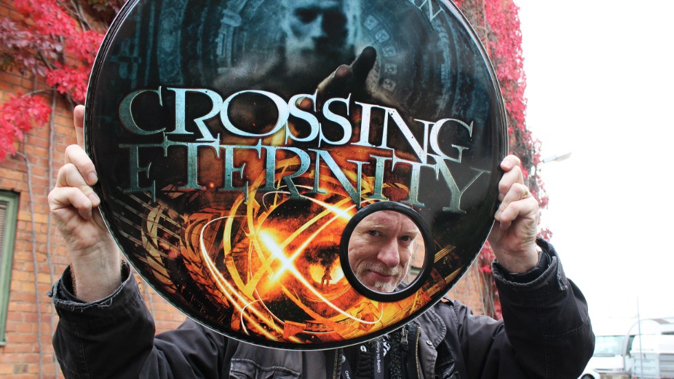 "Turnéerna med Crossing Eternity är det roligaste jag någonsin gjort", säger Uffe Tillman och visar det nya trumskinnet som ska på till Sverigeturnén i slutet av oktober.