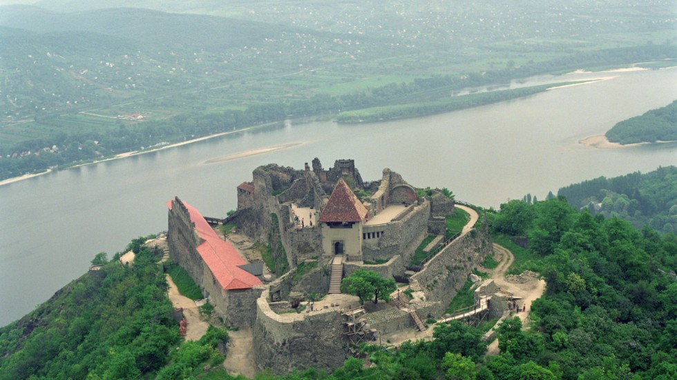 Här ser vi - delvis i ruiner - fästningen i Visegrad där ett konungamöte 1335 befäste samarbeten och allianser mellan länder som nu är med i EU. 