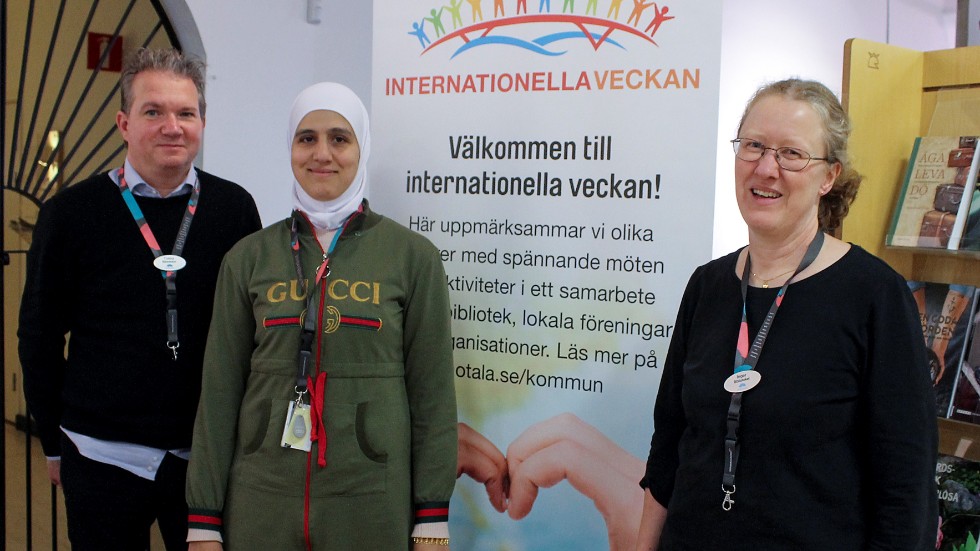 Tonny Henriksson, Maisaa Altwa och Inger Hollström Flis jobbar alla tre på Motala bibliotek och är med och arrangerar internationella veckan.