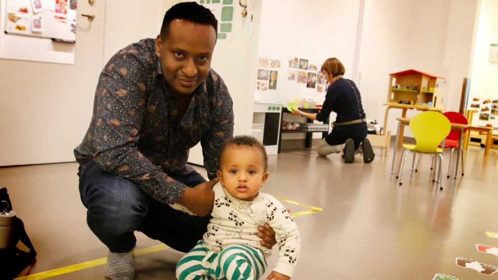 Anteneh Gebremeskel från Eskilstuna är föräldraledig med sonen Josiah. "Jag ska vara hemma i fyra månader. Det är väldigt viktigt för mig att knyta nära band till min son", säger Anteneh.  