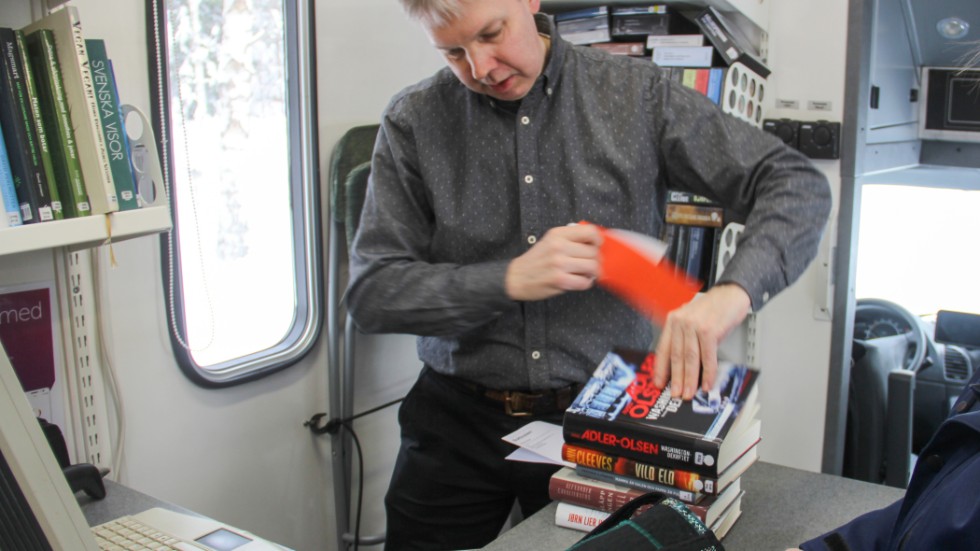 Runt 9 000 böcker lånades ut under 2018 i bokbussen. Här ser vi bibliotekarien och chauffören Patrik Hedefalk under en tur till Hållnäshalvön.