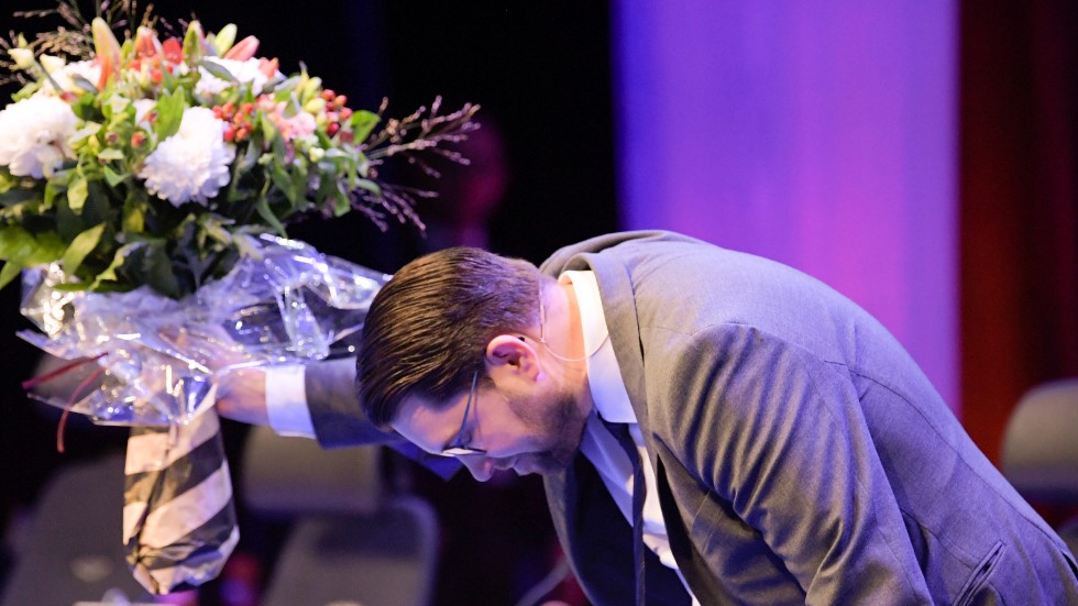 Jimmie Åkesson tackar ombuden på landsdagarna för att de återigen valt honom till ordförande för Sverigedemokraterna. 