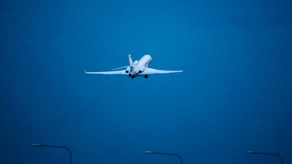 Flyg skulle lösa reseproblem både för klimataktivister och för regeringen.