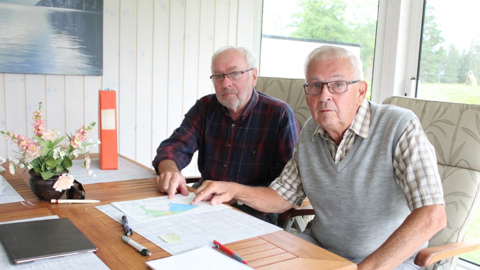 Grannarna Bertil Persson och Leif Wikman undrar var kommunens planerade nya gångtunnel tog vägen.