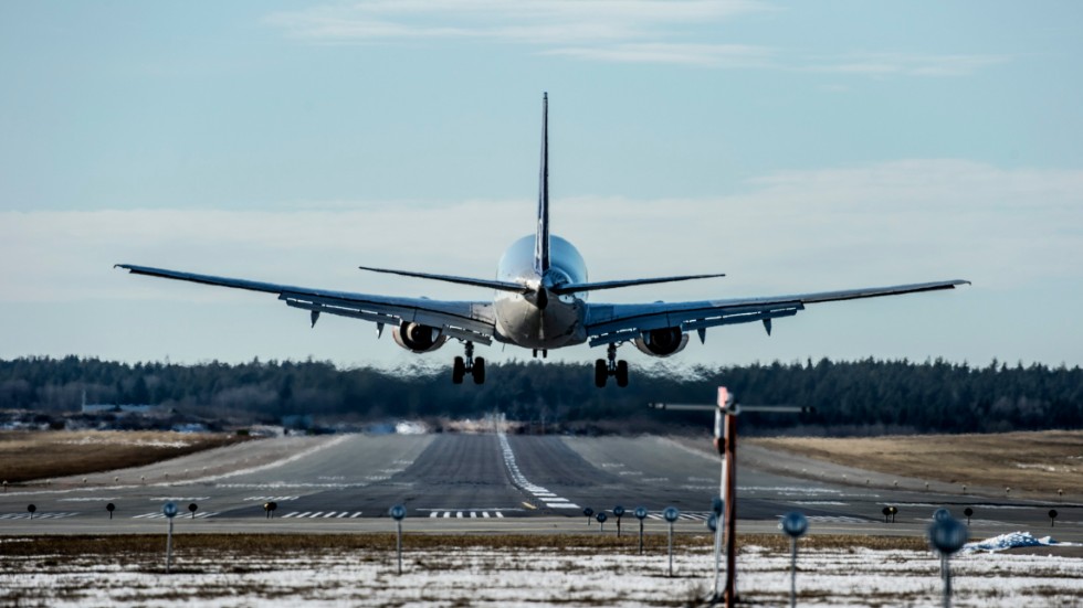 Debattörerna försvarar regionens beslut att gå in som delägare i Kalmar Öland Airport.