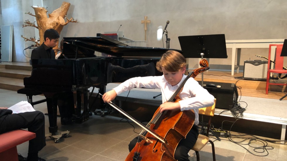 Förra årets yngste stipendiat Ludvig Walter, 12 år, på cello tillsammans med stipendiaten Anders Luong piano.
