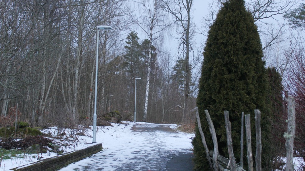 Helt nyligen sattes också gatlysen upp utmed gång- och cykelvägen mellan Borgs väg och Hagabergsvägen i Mörlunda.