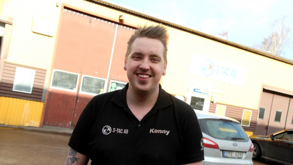 Kenny Hallén tog över bilverkstaden S-tac i Kisa som 22-åring och har under de fyra år som gått sedan dess förvandlat ett negativt resultat till gröna siffror.