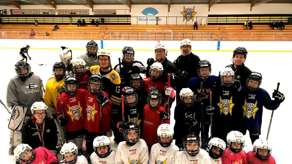 Tjejhockeyn växer i Motala. Ett 30-tal spelare, födda från 2001 till 2015, har i vinter tränat hos Motala AIF i den speciella tjejgruppen på fredagar. Ryktet sprider sig om att hockey är roligt.