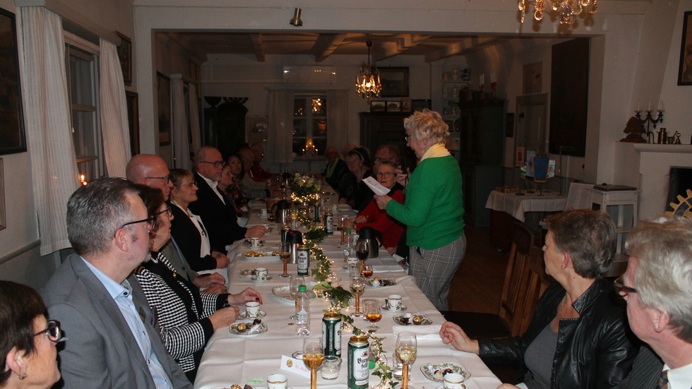 Hedersmedlemmen Gerda Antti hade skrivit en egen snapsvisa som hon framförde under middagen.