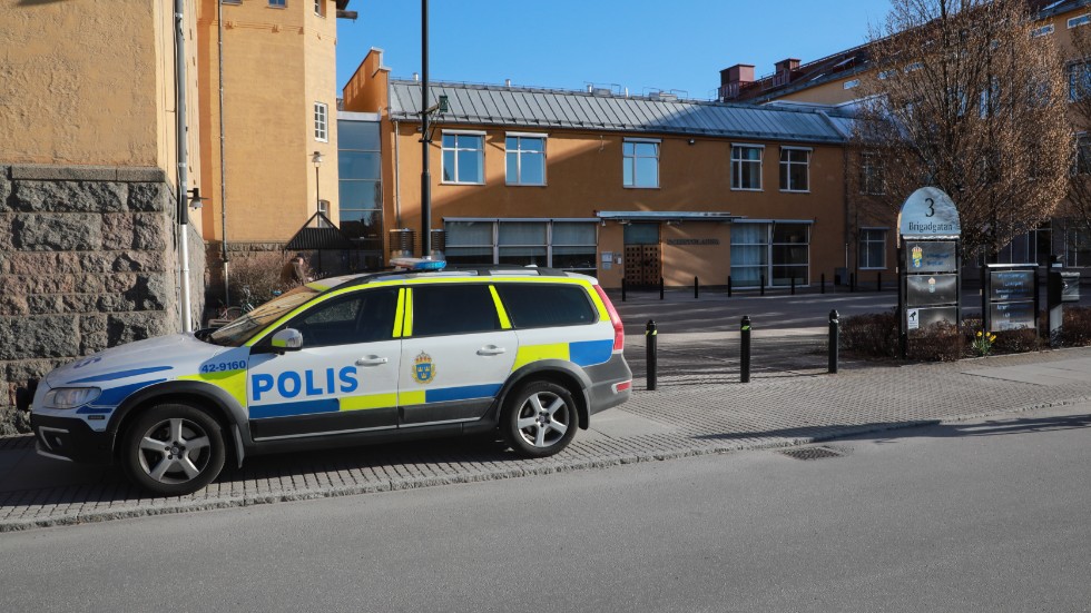 Åklagarens begäran om häktning godkändes av tingsrätten i Linköping. 