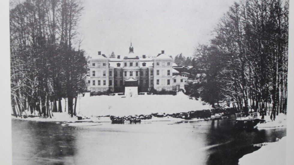 Finspång har en rik äldre- och nutidshistoria varav en hel del har letat sig in i litteraturen. Här ser vi Finspångs slott en vinter på 1850-talet. 