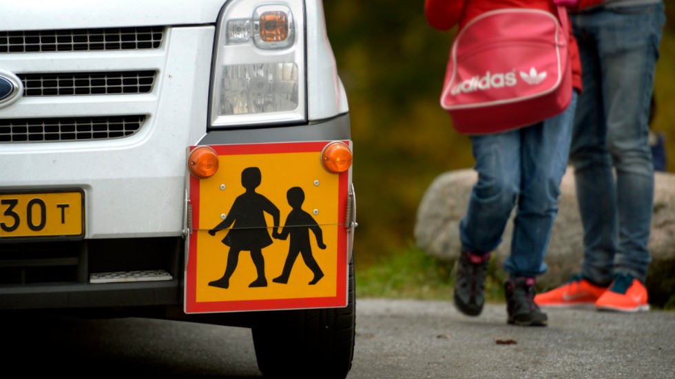 Barnen i Adolfström tvingas tillbringa tre timmar per dag i skolbussen på grund av att Dainakbron är avstängd. (Arkivbild)