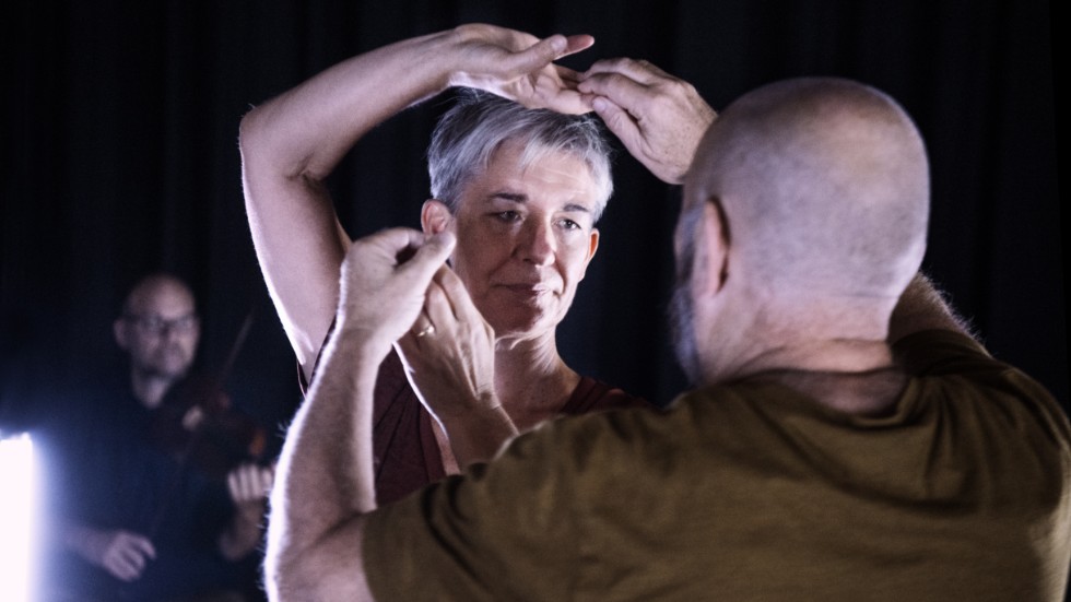 Koreografen Anna Öbergs dansföreställning "Solitude" utgår från traditionell folkdans. 