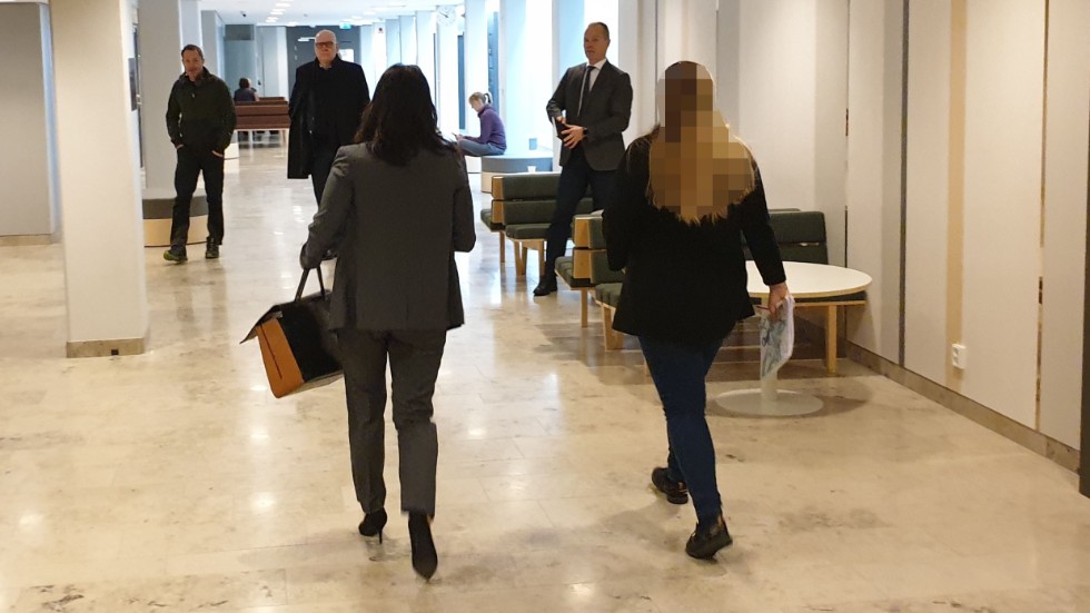 Den misstänkta kvinnan (till höger) lämnar rättssalen tillsammans med sin försvarare, advokat Carolina Nilsson.