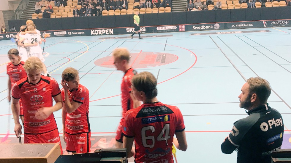 Mattias Rydén, längst till höger, har smugit med i innebandyn igen och hittat tillbaka till det han gillar. Förutom att coacha division 3-laget är han bollplank till tränaren Emil Stille i Solfjäderns lag i ettan. Här i matchen mot Linköping FBC där Motalalaget vände.