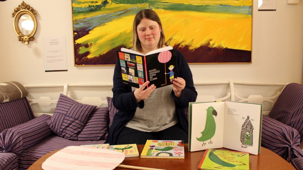 Christina Carlstedt åker runt på förskolor och läser högt ur Lennart Hellsings böcker.