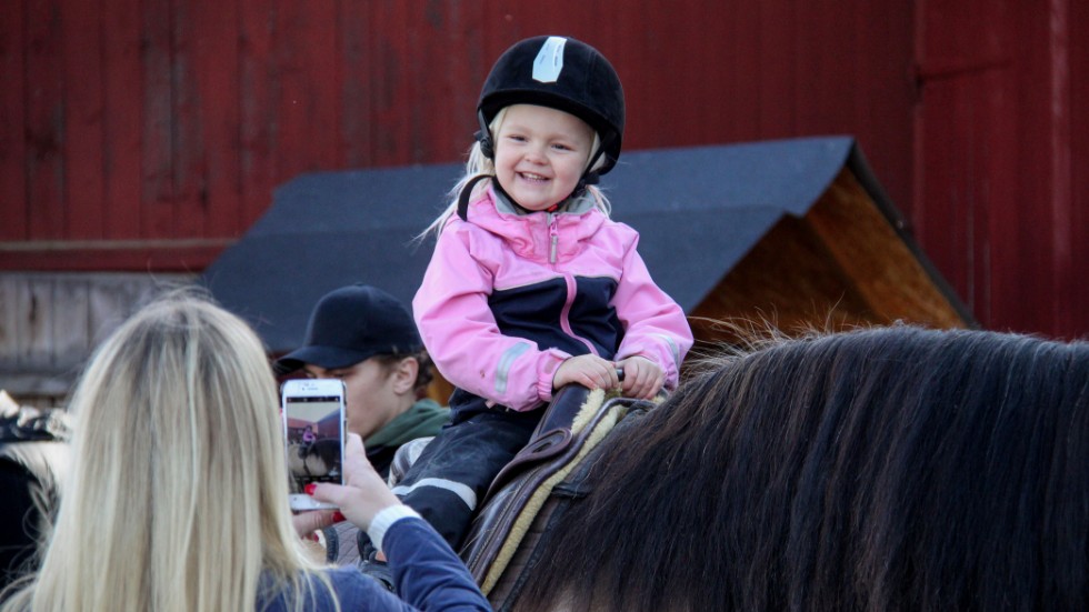 Olivia Wagerlind tog en ridtur på stora nordsvensken Stella. Faster Bellatrix Homberg förevigade ridturen.