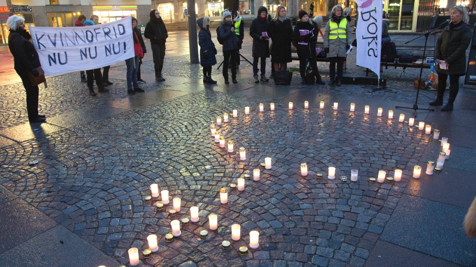 Kvinnojourer runt om i landet gör en fantastisk insats. Bilden togs vid en manifestation mot mäns sexuella våld som Riksorganisationen för kvinnojourer och tjejjourer i Sverige (Roks) höll i Stockholm förra året.