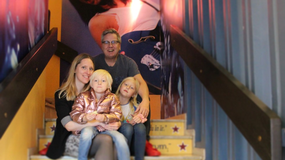 Familjen bakom Hotell Hulingen: Putte, Jenny och deras två gemensamma barn Vinny och Tyra. 