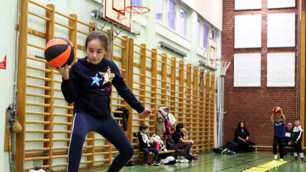 Elina Madarian har lärt sig massor under höstens träningstillfällen i "Basket där du bor".