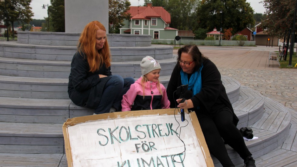 6-åriga Märta Bevemyr strejkar för miljön. Då fick hon också berätta på film om sitt engagemang. Här tillsammans med mamma Karin Bevemyr och vår reporter Elisabet Bergquist.