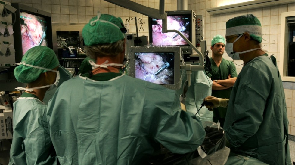 Något måste göras för att fler som väntar på ny njure får hjälp, skriver artikelförfattarna. (Bild från en njurtransplantation på Karolinska sjukhuset i Stockholm.)