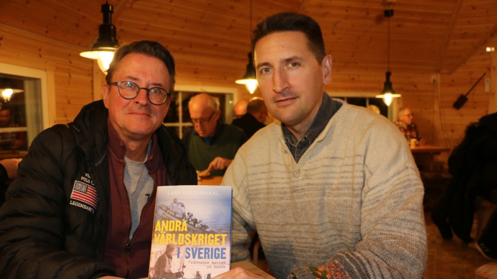 Författaren Lars Gyllenhaal (till höger) med nya boken Andra världskriget i Sverige. Men han lyfter fram sin vapendragare Mikael Norman som ansvarat för layout och det grafiska.