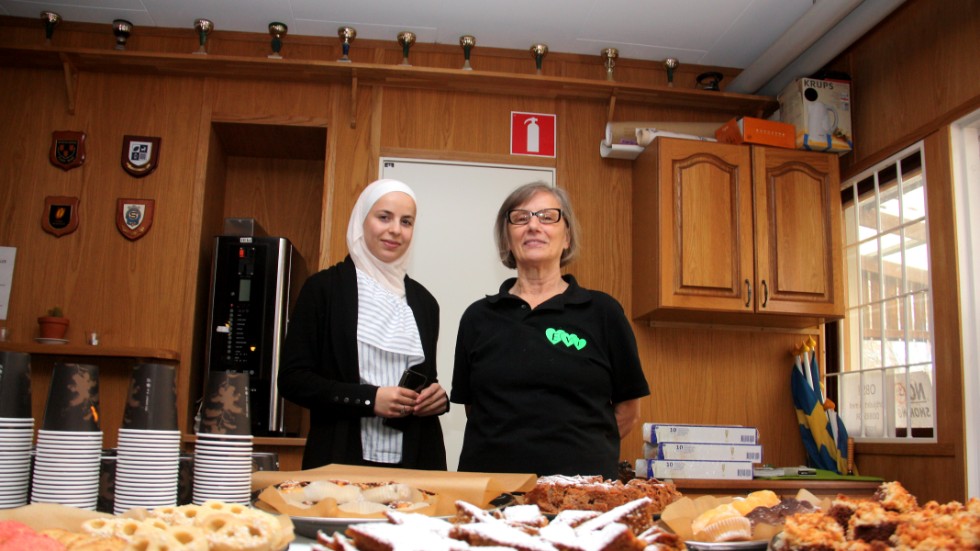 Raghad Darwich och Zorica Kovacec hade bakat fikabrödet sedan nio på morgonen. Även Rana Noureldin hade varit med och bakat. 