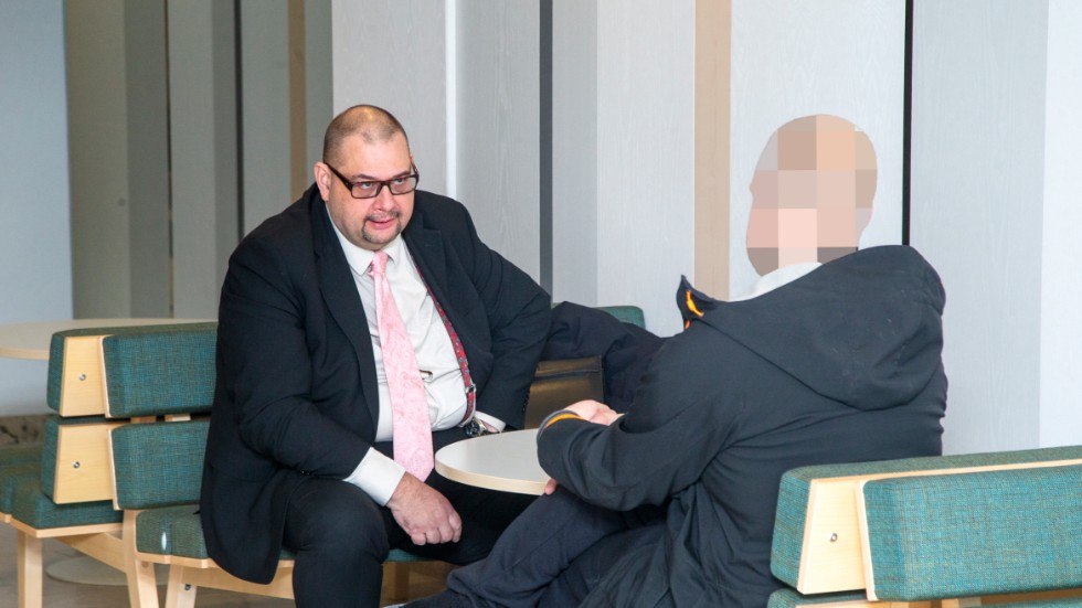 Försvararen Marko Tuhkanen samtalade med sin klient efter häktningsförhandlingen.