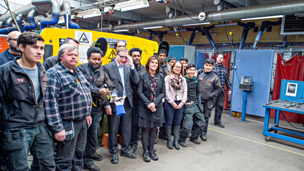 Elever och lärare på svetsutbildningen ställde upp för gruppfoto med de två ministrarna. Nästan alla ur den förra årskullen svetselever har fått jobb efter att de slutat sin utbildning.