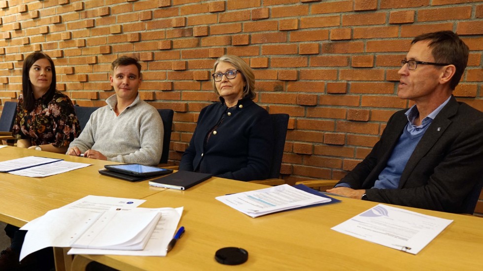 Elin Landerdahl (M), Marcus Fridlund (S), Anette Thorstensson (C) och förvaltningschef Magnus Bengtsson vid presskonferensen efter nämndmötet.