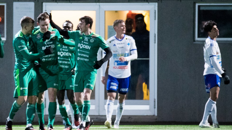 Matchens enda målskytt Jonatan Vikström gratuleras av lagkamraterna i Bodens BK.