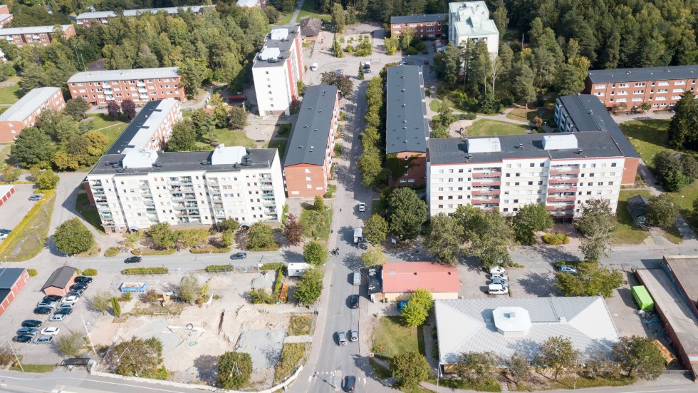 En renoverad lägenhet på Bandstolsvägen är klart dyrare en jämförbara lägenheter i helrenoverade och mer stadsnära områden, visar UNT:s genomgång.