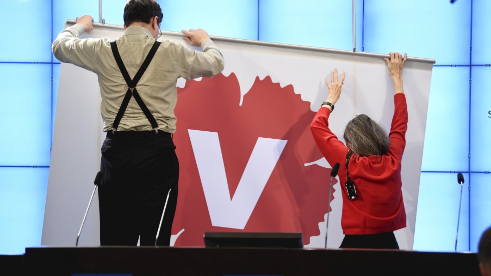 Vänsterpartiet hotar med att väcka misstroende mot nya arbetsmarknadsministern Eva Nordmark (S). 