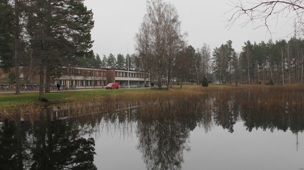 Med tanke på dammen finns det alla möjligheter att iordningställa en trevlig och inspirerande utomhusmiljö för eleverna på Albäcksskolan tycker Lennart Beijer och Rickard Wästerlund.