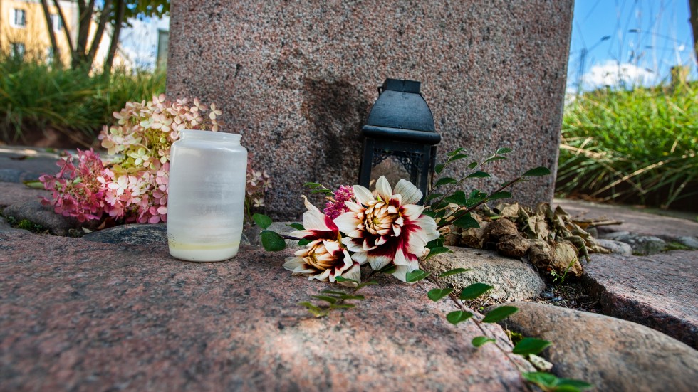 Blommor. Ljus. Minnesmonumentet i Norrköping har blivit en plats för minnen efter katastrofen.