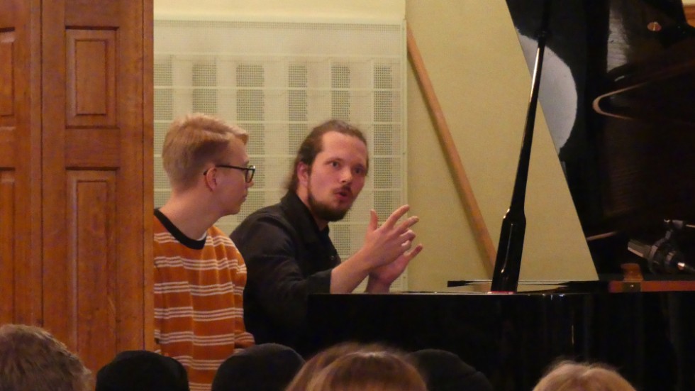 Anton Forsberg (till höger) från Ellen Andersson Band "spelar på eleverna. Här Elliott Hall som får instruktioner i hur man lyssnar på sina medmusiker.
