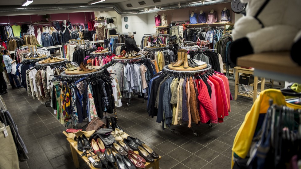 Loppmarknader och second hand-butiker är en del av masskonsumtionen av kläder, som står för en stor del av  världens koldioxidutsläpp.