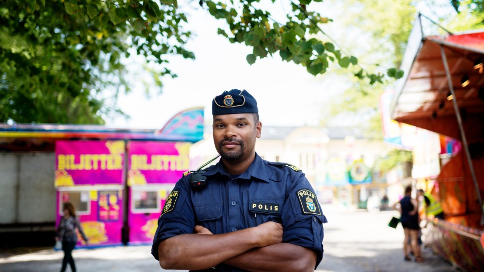 Benjamin Prom, områdespolisen i Norrköping, är med och leder polisens nya podd.