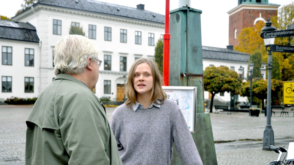 Att Moa Rudsäter börjat bli en offentlig person i Nyköping har redan börjat märkas av. Här samspråkar hon med Peo Saxe om hennes medverkan i årets julshow.
