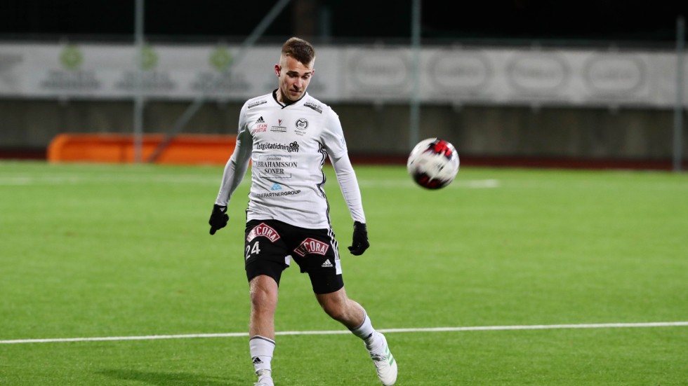 Mittbacken Jesper Merbom Adolfsson har intresse från andra klubbar, men Motala AIF hoppas behålla honom. Kontraktet går ut efter ett år i Motala. Om fusionen i Karlstad sker spelar Maif i ettan nästa år.